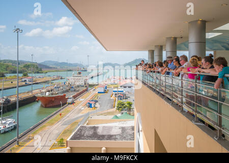 La ville de Panama, Panama - mars 2018 : Groupe d'employés de viepoint à balustrade au Canal de Panama, Panama City, Miraflores Banque D'Images