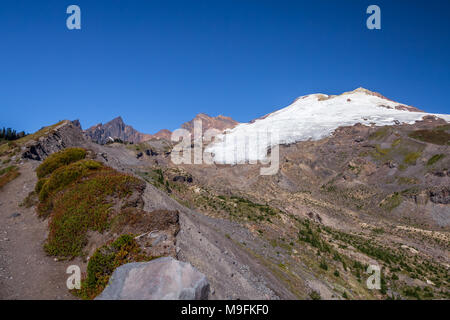 Les randonneurs peuvent marcher le long d'une crête de moraine déposée par les glaciers sur le mont Baker mais doivent marcher plus maintenant que les glaciers reculent avec le changement climatique. Banque D'Images