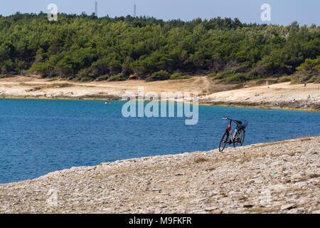 Location sur la plage de galets, Mer Adriatique, la péninsule Kamenjak Premantura, Croatie, Banque D'Images