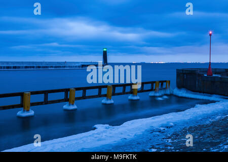 Leuchtturm à Gdynia pendant la nuit. Gdynia, occidentale, en Pologne. Banque D'Images