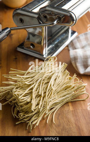 Les pâtes italiennes les tagliolini aux truffes et machine à pâtes. Banque D'Images