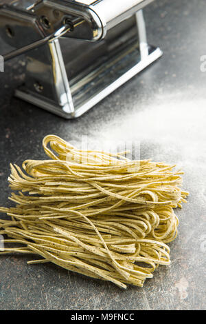 Les pâtes italiennes les tagliolini aux truffes et machine à pâtes. Banque D'Images