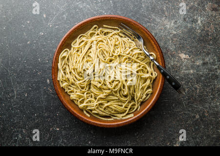 Les pâtes italiennes les tagliolini aux truffes dans la plaque. Banque D'Images