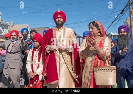 Un Sikh marié accompagné de sa famille et amis, sur le traditionnel mars au temple local pour son mariage Banque D'Images