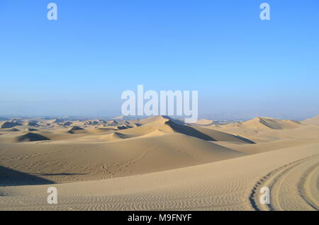 Dunes de sable dans le désert, région Ica Huacachina, Pérou Banque D'Images