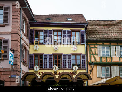 Maisons colorées à colombages dans le pittoresque village de Ribeauvillé, l'Alsace, en France. Banque D'Images