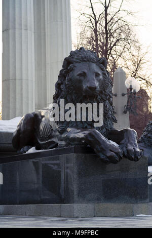 Moscou/Russie-mars 23 2018 : Lion statue fait partie du monument à Alexandre 2 sur le territoire de la Cathédrale de Christ le Sauveur Banque D'Images