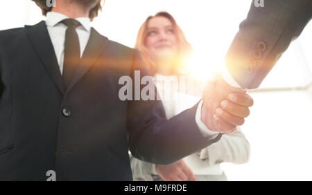 Photo de poignée de deux hommes d'affaires gais Banque D'Images