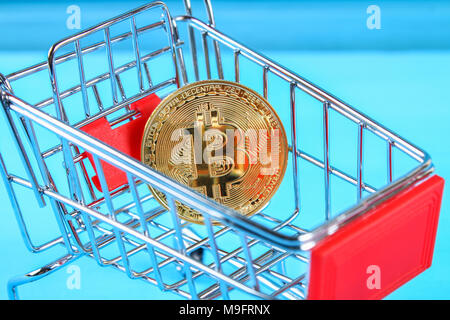Panier Panier avec des pièces, l'achat de biens pour bitcoin monnaie crypto Banque D'Images