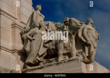 Monument à la Constitution espagnole de l'année 1812 - groupe sculptural de l'allégorie de l'agriculture. Cadix. Région de l'Andalousie. L'Espagne. L'Europe Banque D'Images