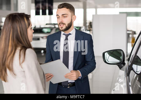 Beau vendeur de voiture Femme Consulting Banque D'Images