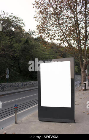 Vide Vide / plein air vertical panneau publicitaire par Bosphore à Istanbul. Banque D'Images