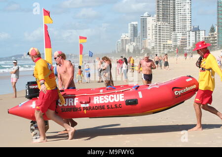 Bateau de sauvetage Surf Queensland en cours jusqu'à l'eau par des sauveteurs, Surfers Paradise, Gold Coast, Australie Banque D'Images