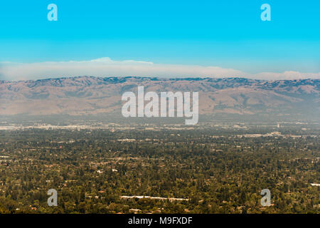 South San Francisco Bay, également appelé la Silicon Valley, avec le smog visible au-dessus de la région sur une journée ensoleillée. La partie que nous voyons sur l'image est au sud de San Jose. Banque D'Images