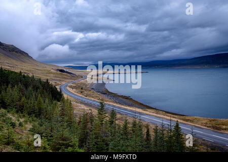 Vue panoramique du paysage islandais dramatique avec vide, à côté d'un fjord. Banque D'Images