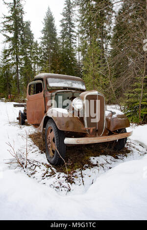 Un vieux, rouillé 1936 Chevy 1 camionnette 1/2 tonne, près de Noxon, Montana. Banque D'Images