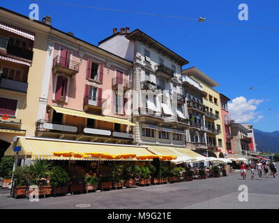 LOCARNO, SUISSE EUROPE sur Juillet 2017 : bâtiments colorés sur la Piazza Grande, place principale de la ville et route avec bars, restaurants, de traction et de tramway cl Banque D'Images