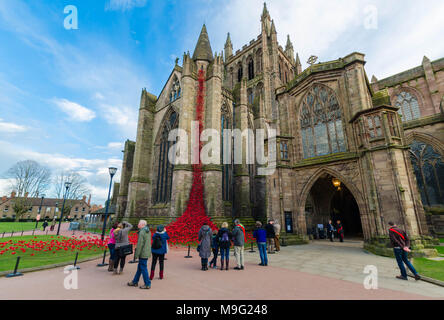 Les visiteurs de la cathédrale de Hereford profitant de la fenêtre Affichage des pleurs coquelicots en céramique. Hereford Royaume-Uni Mars 2018 Banque D'Images