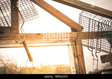 Barbecue paniers corbeilles à suspendre en serre. Vie et loisirs concept. Vintage style. Banque D'Images