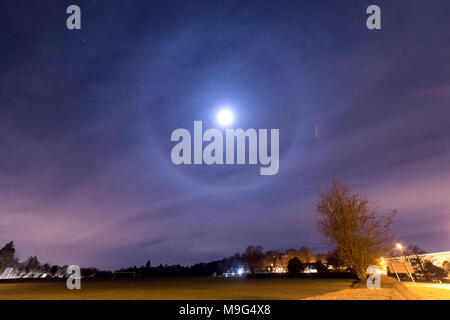 Rocester, Staffordshire, Royaume-Uni. 25 mars 2018. Météo France : la lune est vu par un 22º halo formé par des cristaux de glace, qui se réfractent la lumière de la lune, la création d'un anneau autour d'elle. Vu et pris de Rocester, Staffordshire, dans la nuit du 25 mars 2018. Crédit : Richard Holmes/Alamy Live News Banque D'Images