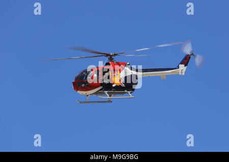 Lancaster, États-Unis. Mar 25, 2018. L'hélicoptère de voltige Red Bull est montré survolant la Los Angeles County Air Show, en tant que membre d'équipage salue la foule. Credit : Kilmer Media/Alamy Live News Banque D'Images