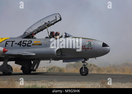 Lancaster, États-Unis. Mar 25, 2018. Gregory pilote "Wired" taxis Colyer un T-33 "étoile filante" jet après la démonstration de l'hélicoptère à la Los Angeles County Air Show. Credit : Kilmer Media/Alamy Live News Banque D'Images