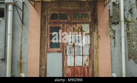 25 mars 2018 - Shanghai, Shanghai, Chine - Shanghai, Chine 25 mars 2018 : La vieille porte en pierre maisons disparaissent à Shanghai car de plus en plus de maisons anciennes seront tirés vers le bas afin de construire de nouveaux quartier résidentiel. (Crédit Image : © SIPA l'Asie via Zuma sur le fil) Banque D'Images