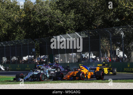 Melbourne, Australie. Mar 25, 2018. Valtteri Bottas (fin), Mercedes AMG Petronas F1 GP W09 puissance EQ hybride , Stoffel VANDOORNE (BEL), McLaren Renault MCL33, au cours de l'action 2018 Championnat de Formule 1 à Melbourne, Grand Prix d'Australie, du 22 au 25 mars - Photo : Championnat du Monde de Formule 1 de la FIA 2018, Melbourne, Victoria : mécaniques : Formule 1 2018 Rolex Grand Prix d'Australie, l'utilisation de crédit dans le monde entier | : dpa/Alamy Live News Banque D'Images