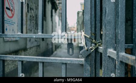 25 mars 2018 - Shanghai, Shanghai, Chine - Shanghai, Chine 25 mars 2018 : La vieille porte en pierre maisons disparaissent à Shanghai car de plus en plus de maisons anciennes seront tirés vers le bas afin de construire de nouveaux quartier résidentiel. (Crédit Image : © SIPA l'Asie via Zuma sur le fil) Banque D'Images