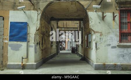 25 mars 2018 - Shanghai, Shanghai, Chine - Shanghai, Chine 25 mars 2018 : La vieille porte en pierre maisons disparaissent à Shanghai car de plus en plus de maisons anciennes seront tirés vers le bas afin de construire de nouveaux quartier résidentiel. (Crédit Image : © SIPA l'Asie via Zuma sur le fil) Banque D'Images