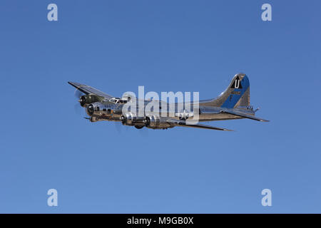 Lancaster, États-Unis. Mar 25, 2018. Un B-17G Flying Fortress, nommé "Sentimental Journey", les mouches par au Los Angeles County Air Show. Credit : Kilmer Media/Alamy Live News Banque D'Images