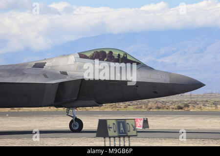 Lancaster, États-Unis. Mar 25, 2018. Un pilote de l'US Air Force courbes à spectateurs pendant le roulage d'un chasseur à réaction F-22 Raptor au Los Angeles County Air Show. Credit : Kilmer Media/Alamy Live News Banque D'Images