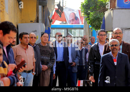 Le Caire, Égypte. Mar 26, 2018. Les gens attendent pour voter au Caire, Egypte, le 26 mars 2018. Le vote de l'élection présidentielle a commencé lundi. Credit : Ahmed Gomaa/Xinhua/Alamy Live News Banque D'Images