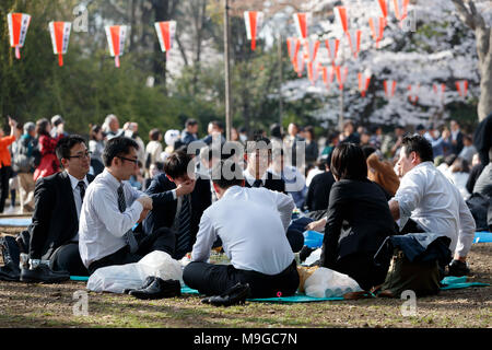 Tokyo, Japon. Mar 26, 2018. Les gens apprécient pleinement a fleuri cerisiers à Ueno Park le 26 mars 2018, Tokyo, Japon. Ueno est un des endroits les plus populaires à Tokyo pour voir les cerisiers Hanami durant la saison. Credit : Rodrigo Reyes Marin/AFLO/Alamy Live News Banque D'Images