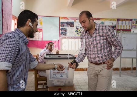 Le Caire, Égypte. Mar 26, 2018. Un homme reçoit son bulletin au Caire le premier jour de l'élection présidentielle en Égypte. Le vote commence aujourd'hui lundi 26 mars et se poursuivra sur une période de trois jours. Lundi 26 mars, Le Caire, Egypte Crédit : La LMSI Diab/ZUMA/Alamy Fil Live News Banque D'Images