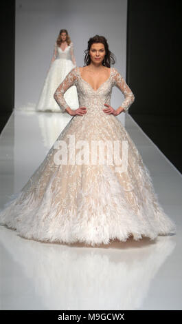 Londres, Royaume-Uni. 26 mars 2018. Haut de page suite nuptiale Morilee nom l'un des meilleurs marques de noce présentant le travail de leur concepteur Madeline Gardner dans une salle de spectacle à la London Suite Nuptiale semaine tenue à Londres Excel.@Paul Quezada-Neiman/Alamy Live News Banque D'Images