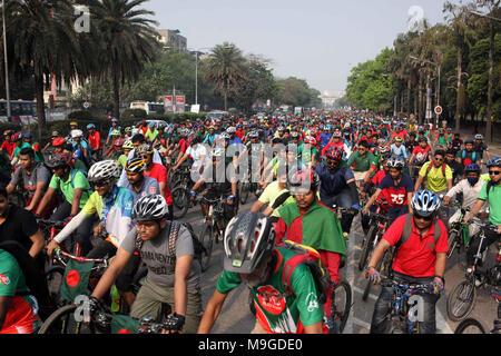 Dhaka, Bangladesh. Mar 26, 2018. Les cyclistes participent à un rassemblement pour marquer le Jour de l'indépendance du pays dans la région de Dhaka, Bangladesh, le 26 mars 2018. Credit : Salim reza/Xinhua/Alamy Live News Banque D'Images