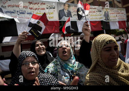 Le Caire, Égypte. Mar 26, 2018. Les femmes égyptiennes geste sur le premier jour de l'élection présidentielle égyptienne de 2018 à un bureau de scrutin au Caire, Égypte, 26 mars 2018. Roland-garros à voter pour choisir entre le président sortant, Abdel Fattah al-Sisi et son adversaire Moussa Mostafa Moussa. Credit : Gehad Hamdy/dpa/Alamy Live News Banque D'Images