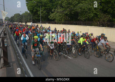 Dhaka, Bangladesh. Mar 26, 2018. Les cyclistes participent à un rassemblement pour marquer le Jour de l'indépendance du pays dans la région de Dhaka, Bangladesh, le 26 mars 2018. Credit : Salim reza/Xinhua/Alamy Live News Banque D'Images