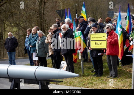 Buechel, Allemagne. 26 mars 2018, pour le début de l'action de 20 semaines pour protester contre la prétendue dernière armes nucléaires en Allemagne manifestants sont la tenue d'un rassemblement à l'entrée principale de la base aérienne des Forces armées allemandes à Buechel. De nombreux groupes de paix ont des actions prévues à la base aérienne de l'entrée du site 20 semaines. Photo : Thomas Frey/dpa dpa : Crédit photo alliance/Alamy Live News Banque D'Images