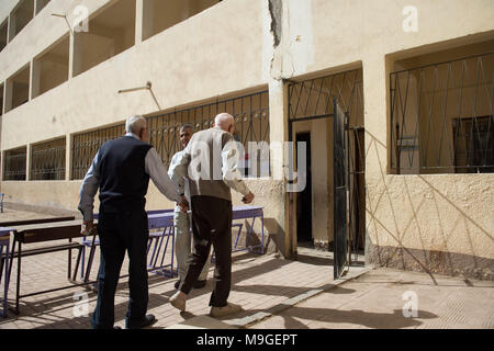 Le Caire, Égypte. Mar 26, 2018. La tête aux électeurs d'un bureau de vote lors de l'élection présidentielle en Egypte Le Caire, Egypte, le 26 mars 2018. Le vote de l'élection présidentielle a commencé lundi, avec une victoire facile pour le président sortant, Abdel Fattah al-Sisi. Credit : Meng Tao/Xinhua/Alamy Live News Banque D'Images