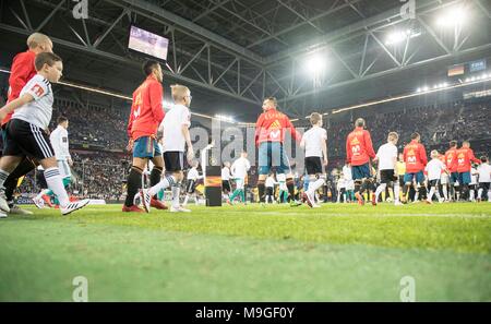 Düsseldorf, Deutschland. Mar 23, 2018. Fonction, Einlauf der Spieler dans das Stadion, Mannschaften, Fussball, Freundschaftsspiel Laenderspiel, Allemagne (GER) - Spanien (ESP) 1:1, am 23.03.2018 à Düsseldorf/Allemagne. Dans le monde d'utilisation |Crédit : afp/Alamy Live News Banque D'Images