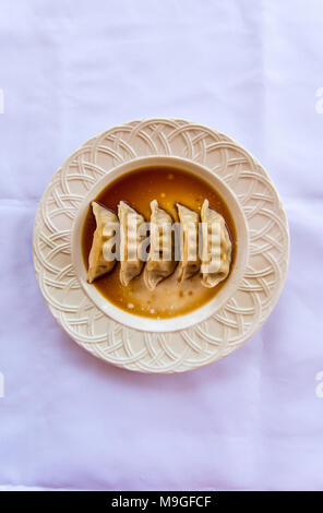 Quenelles/Pot autocollants On White Plate Banque D'Images