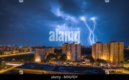 Beaucoup d'éclairs sur le terrain. Tempête de nuit dans la ville. Banque D'Images