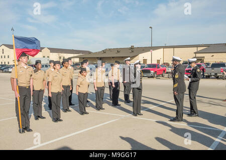 US Navy NJROTC high school cadets en marchant percer la formation durant les inspections officielles Banque D'Images