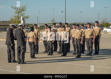 US Navy NJROTC high school cadets en marchant percer la formation durant les inspections officielles Banque D'Images