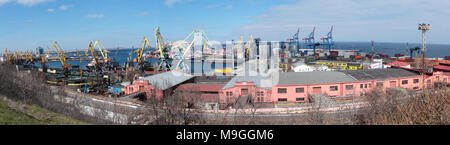 Odessa, Ukraine - 25 mars 2015 : vue panoramique du port commercial. Fondé en 1794, il est aujourd'hui le plus grand port d'Ukraine Banque D'Images