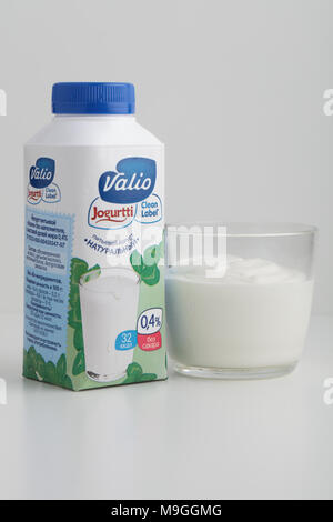 Saint-pétersbourg, Russie - le 26 avril 2016 : Yaourt produit par fédération de branche de l'entreprise finlandaise Valio. Le plus important est la Finlande Valio transformation du lait, de la production Banque D'Images
