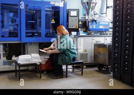 Saint-pétersbourg, Russie - 15 mars 2018 : travailleur féminin à l'œuvre dans l'usine de recyclage des plastiques du nom de journal Komsomolskaïa Pravda. L'usine p Banque D'Images