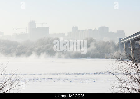 Novosibirsk, Russie - Décembre 20, 2014 Métro : pont sur la rivière Ob et rive gauche partie de la ville. C'est le plus long pont de métro avec la le Banque D'Images